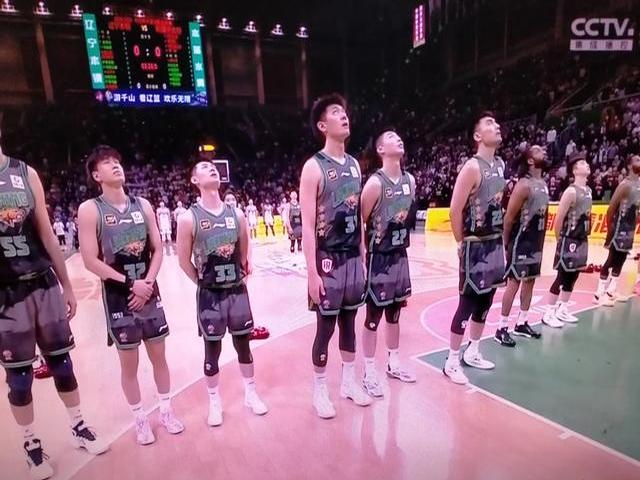 新疆队客场逆袭，击败对手取得胜利晋级